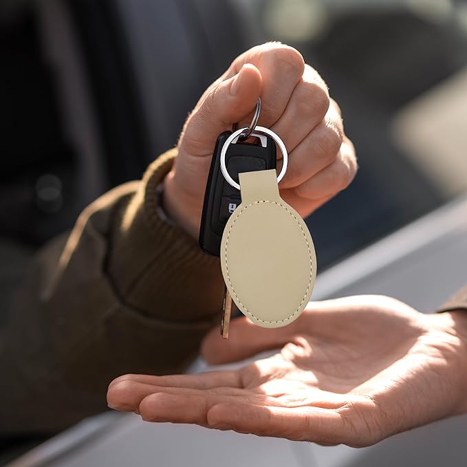 LaserGram Oval Keychain, Golfer Golfing, Personalized Engraving Included (Beige)