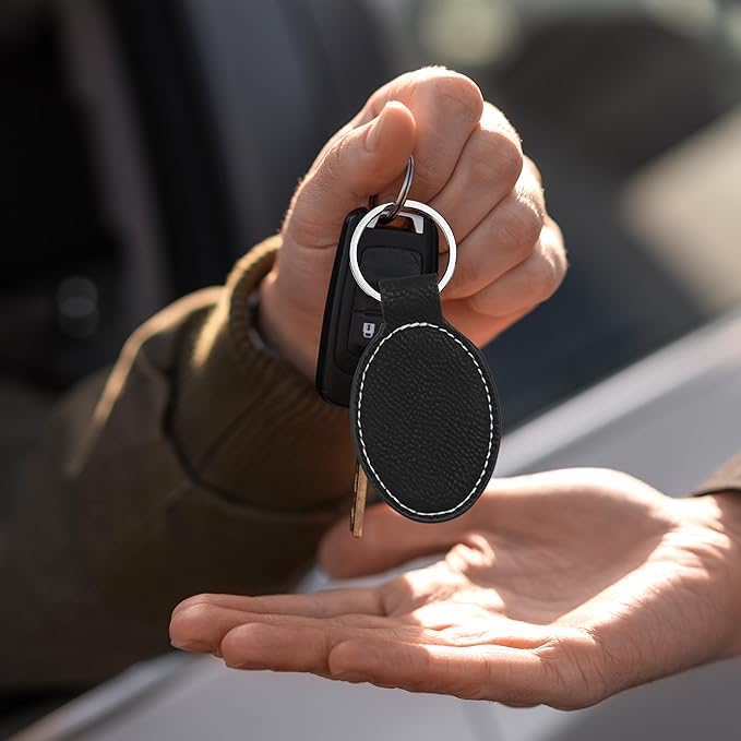 LaserGram Oval Keychain, Golfer Golfing, Personalized Engraving Included (Black with Silver)