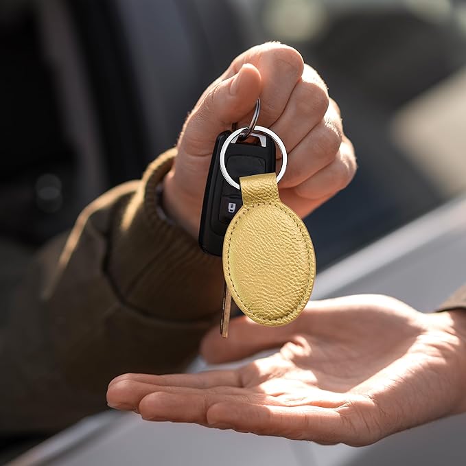 LaserGram Oval Keychain, Golfer Golfing, Personalized Engraving Included (Gold)